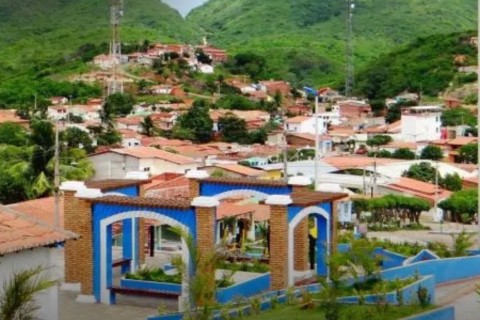 A Delegacia de Polícia Civil de Canindé iniciou uma investigação que resultou na descoberta de um esquema criminoso de difamação e extorsão praticado por meio de redes sociais, com atuação no município de Itatira, no interior do Ceará. De acordo com as apurações, perfis falsos eram criados com o objetivo de divulgar conteúdos ofensivos e difamatóri