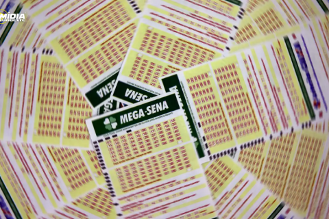 Mega-sena acumula e prêmio principal vai para R$ 130 milhões